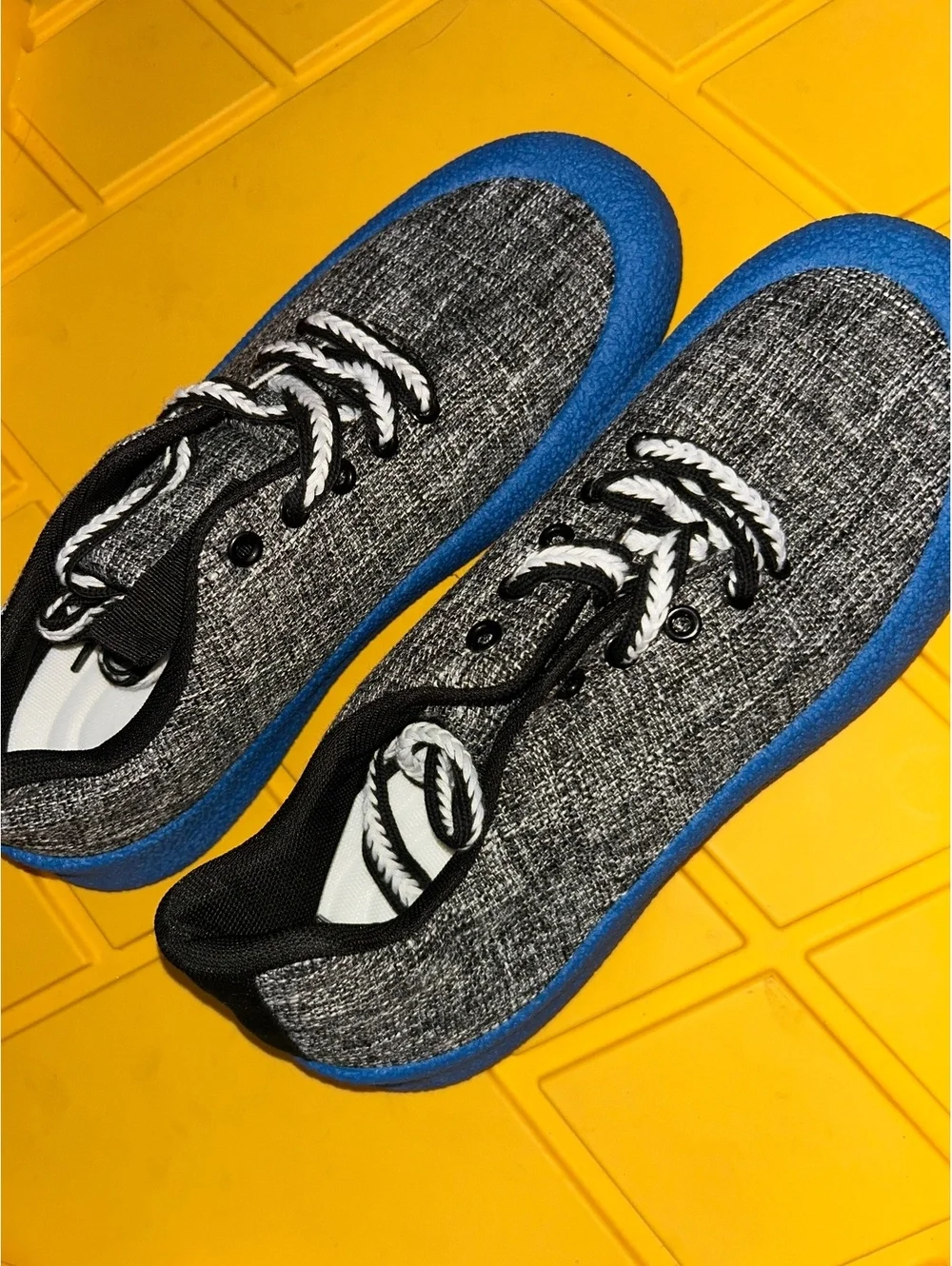 Men's Casual Sneakers Size 9.5 US / 45 CN with Gray Fabric U